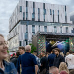 Bild på massa människor som är på fest på Vaksala torg.