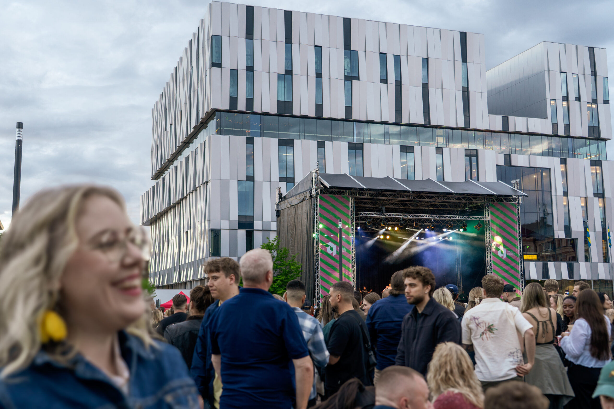 Bild på massa människor som är på fest på Vaksala torg.