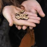 Brickor med runor i en öppen hand