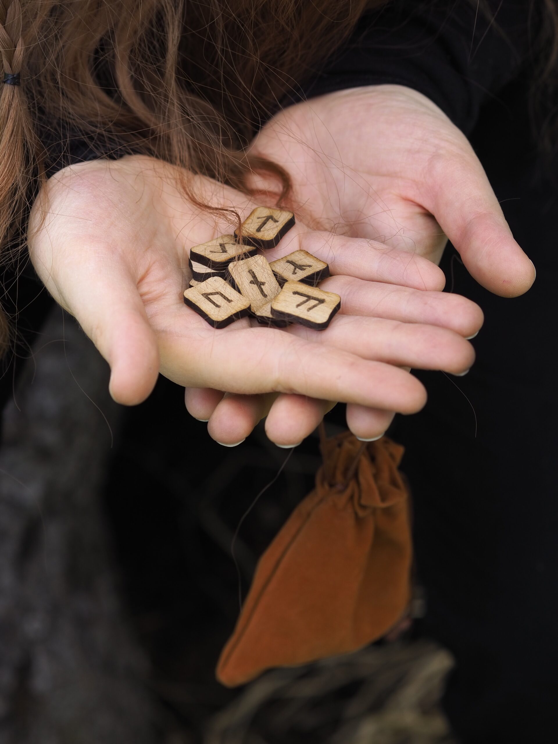 Brickor med runor i en öppen hand