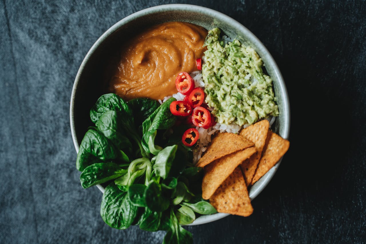 Bild på en vegansk bowl. Hälsosam middag.