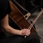 Bild på en person som spelar på en cello.