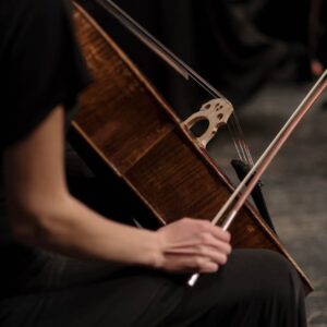 Bild på en person som spelar på en cello.