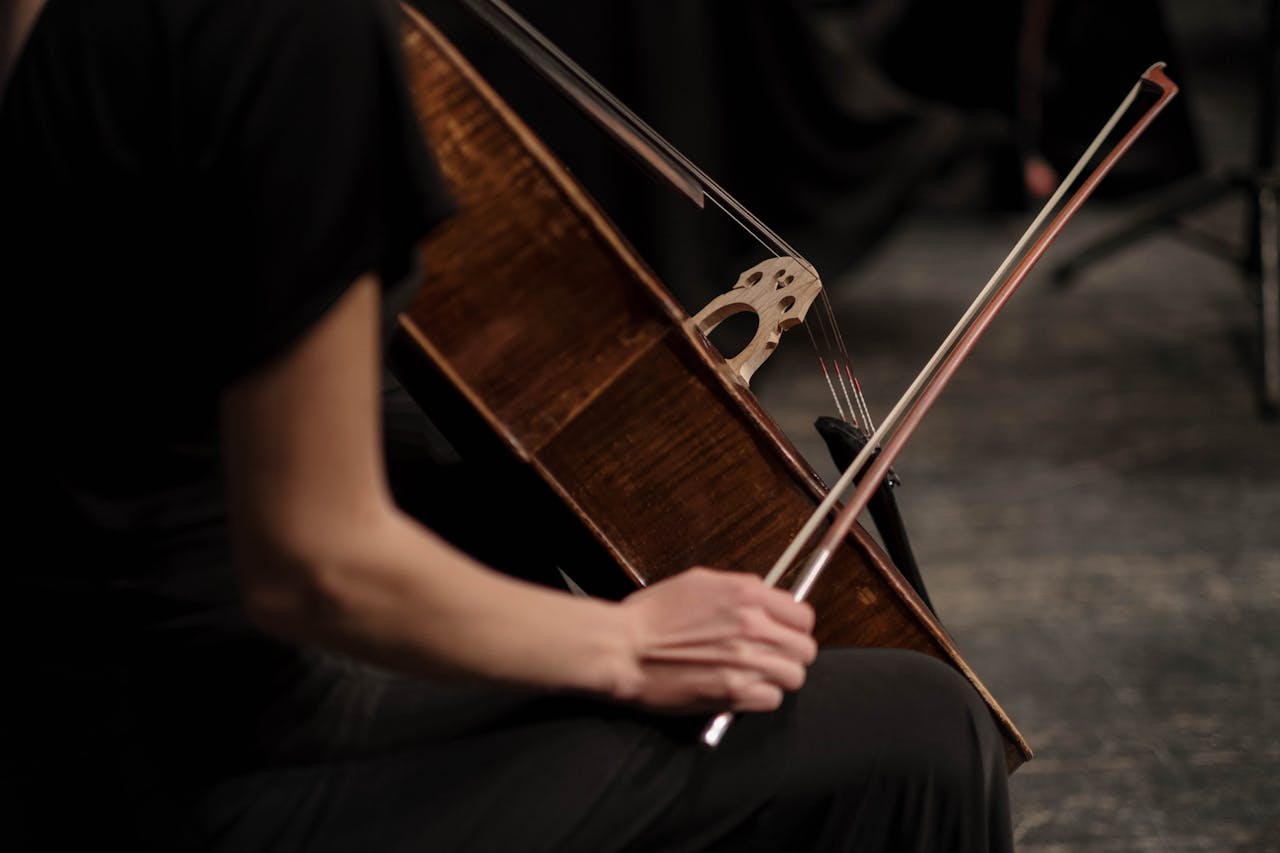 Bild på en person som spelar på en cello.