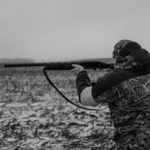Jägare som siktar in sig på sitt byte med jaktgevär