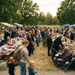 Stor loppis utomhus med människor som tittar på kläder och andra prylar.