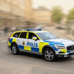 Bild på en svensk polisbild med suddig bakgrund.