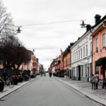 gata med trottoarer och hus