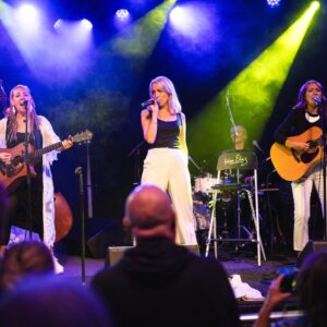 band som uppträder på scen