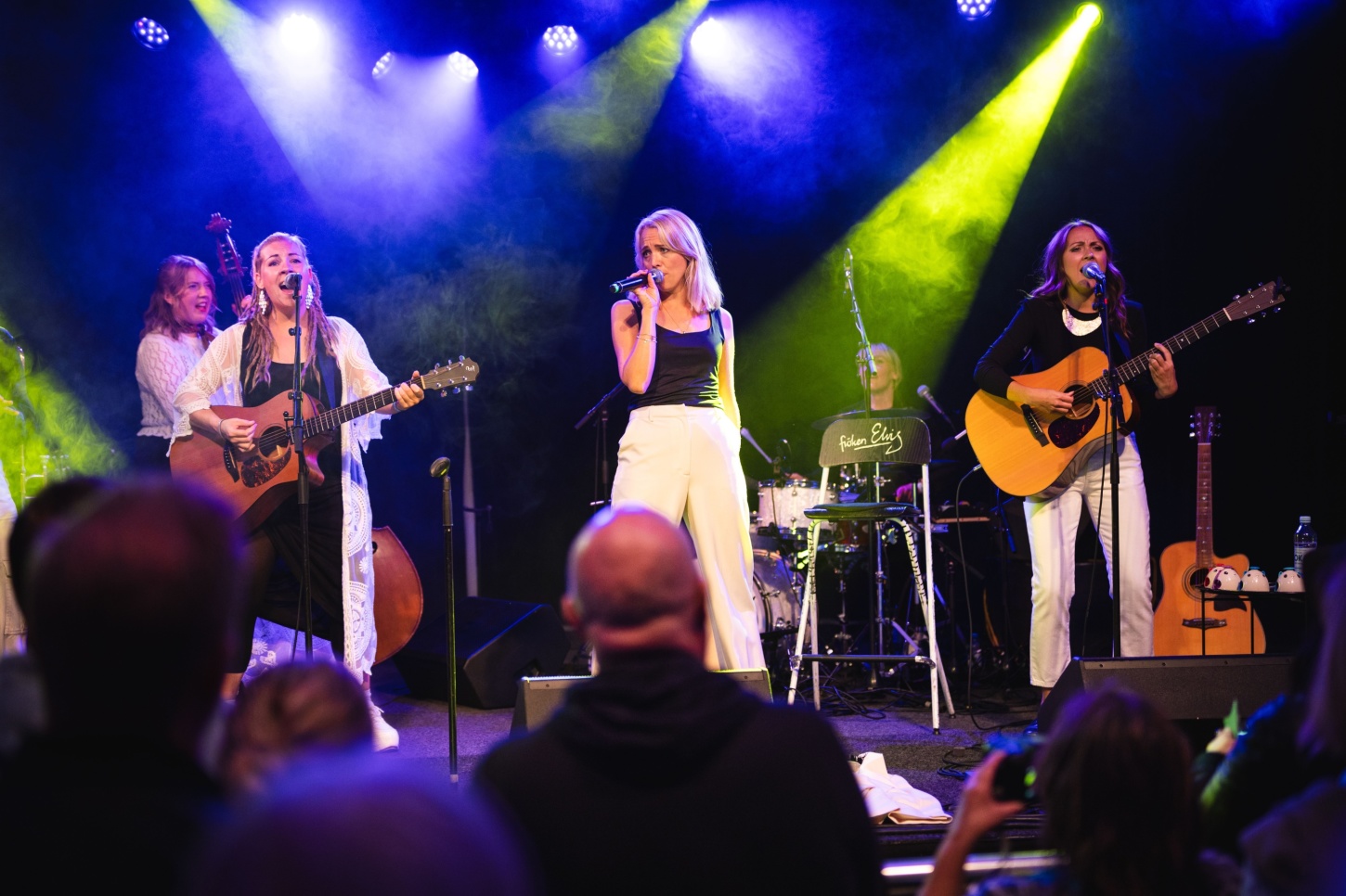 band som uppträder på scen