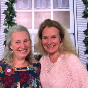 Systrarna Maria Oldeberg-Huusko och Anna-Karin “Ako” Nytell Oldeberg inför Musik i sommarkvällen Marma kyrka – För kärlekens skull.