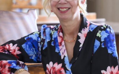 Organisten Maria Säfsten sitter vid pianot inför Sommarmusik orgelkonsert i Bälinge kyrka.