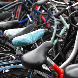 Ett tiotal cyklar i cykelställ
