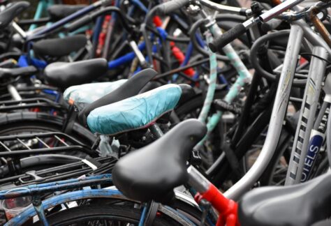 Ett tiotal cyklar i cykelställ