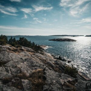 Vacker klippa som sluttar mot havet.