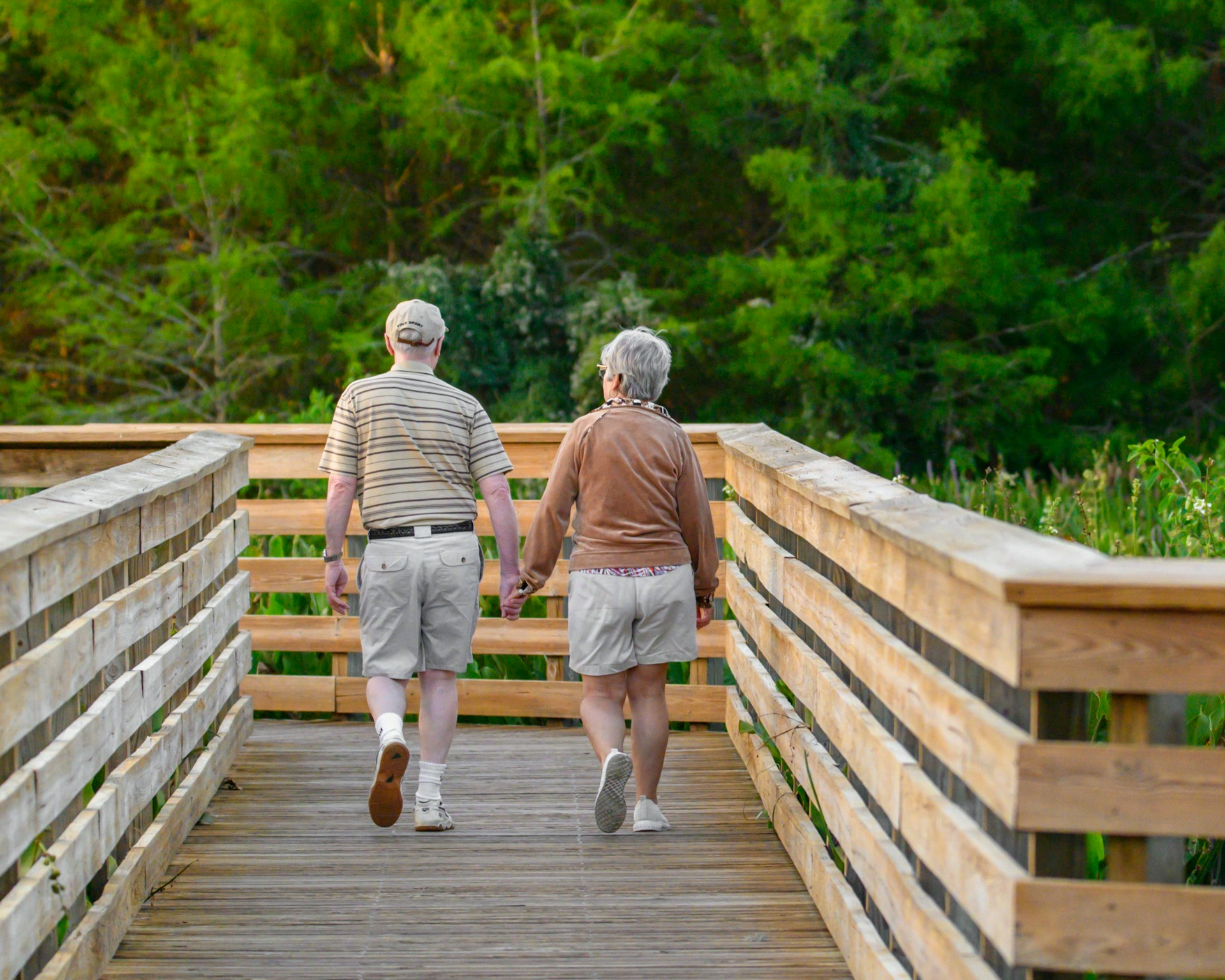 Två äldre personer som är ute på promenad.