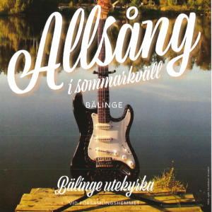 Affisch för Allsång i sommarkväll i Bälinge med en gitarr framför en sjö