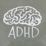 Bild på en ritad hjärna och under hjärnan står det "ADHD"