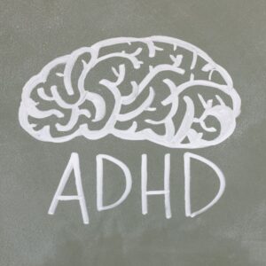 Bild på en ritad hjärna och under hjärnan står det "ADHD"