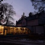 Kvällsoppet i upplyst paviljong en vinterkväll i Uppsala
