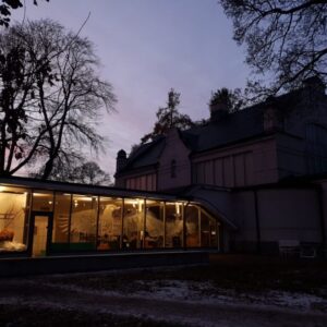 Kvällsoppet i upplyst paviljong en vinterkväll i Uppsala