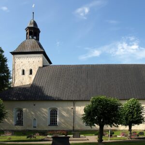Tillinge kyrka en vacker sommardag.