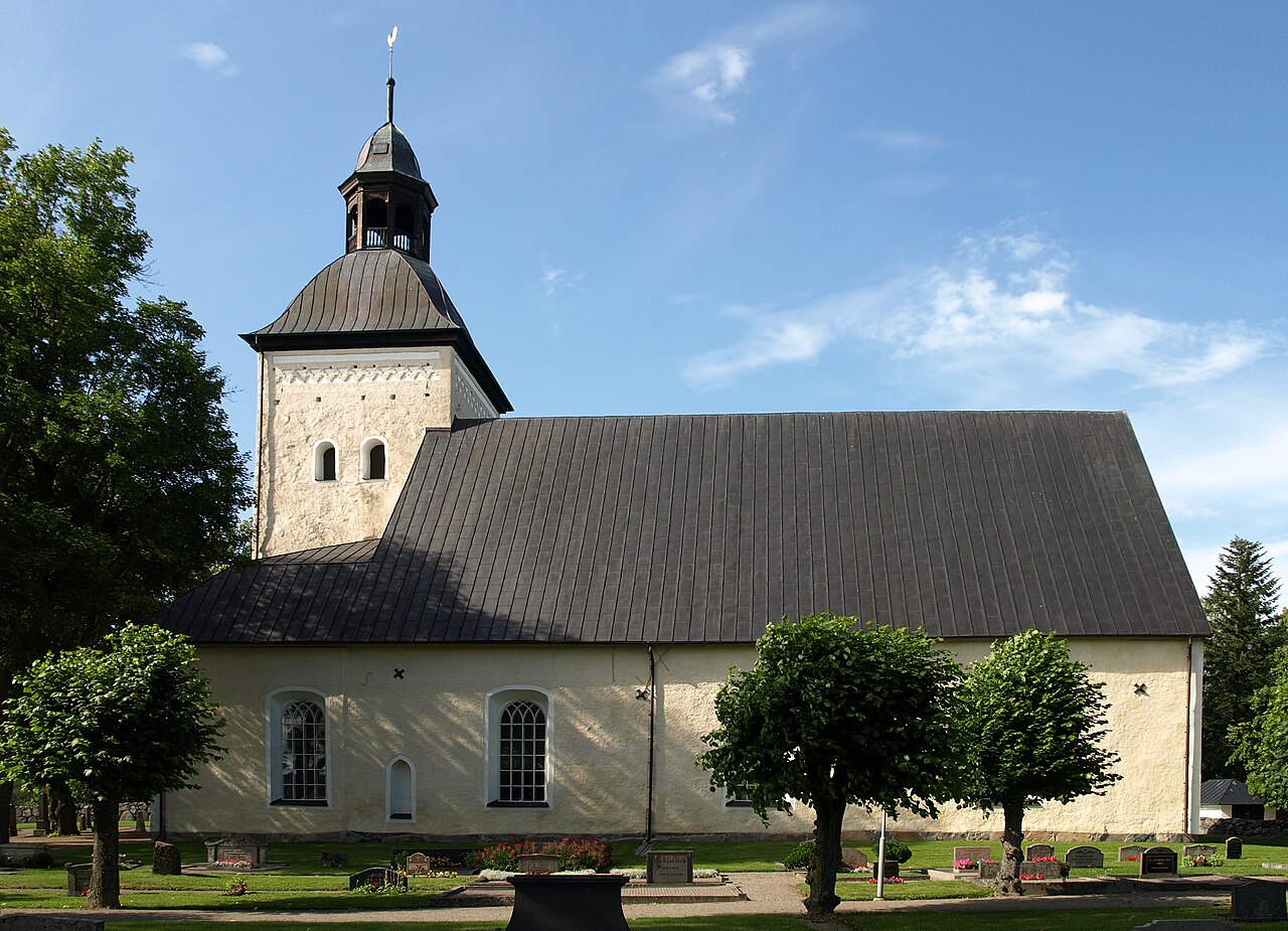 Tillinge kyrka en vacker sommardag.