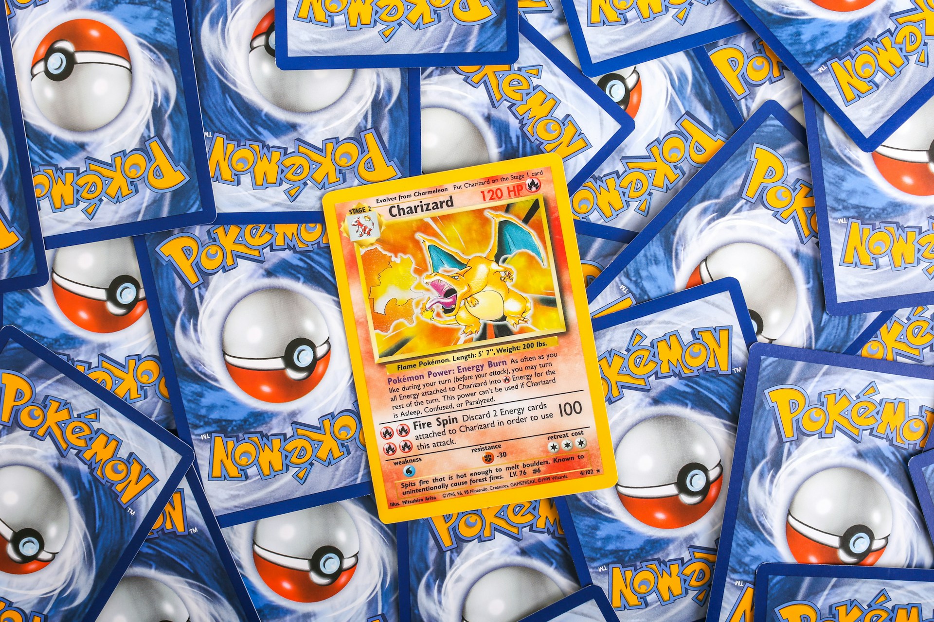 Bild på en massa pokemon kort.