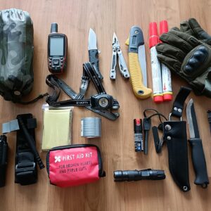 Foto av knivar, mobiltelefon, första hjälpen-kit etc som kan behövas vid krisberedskap.