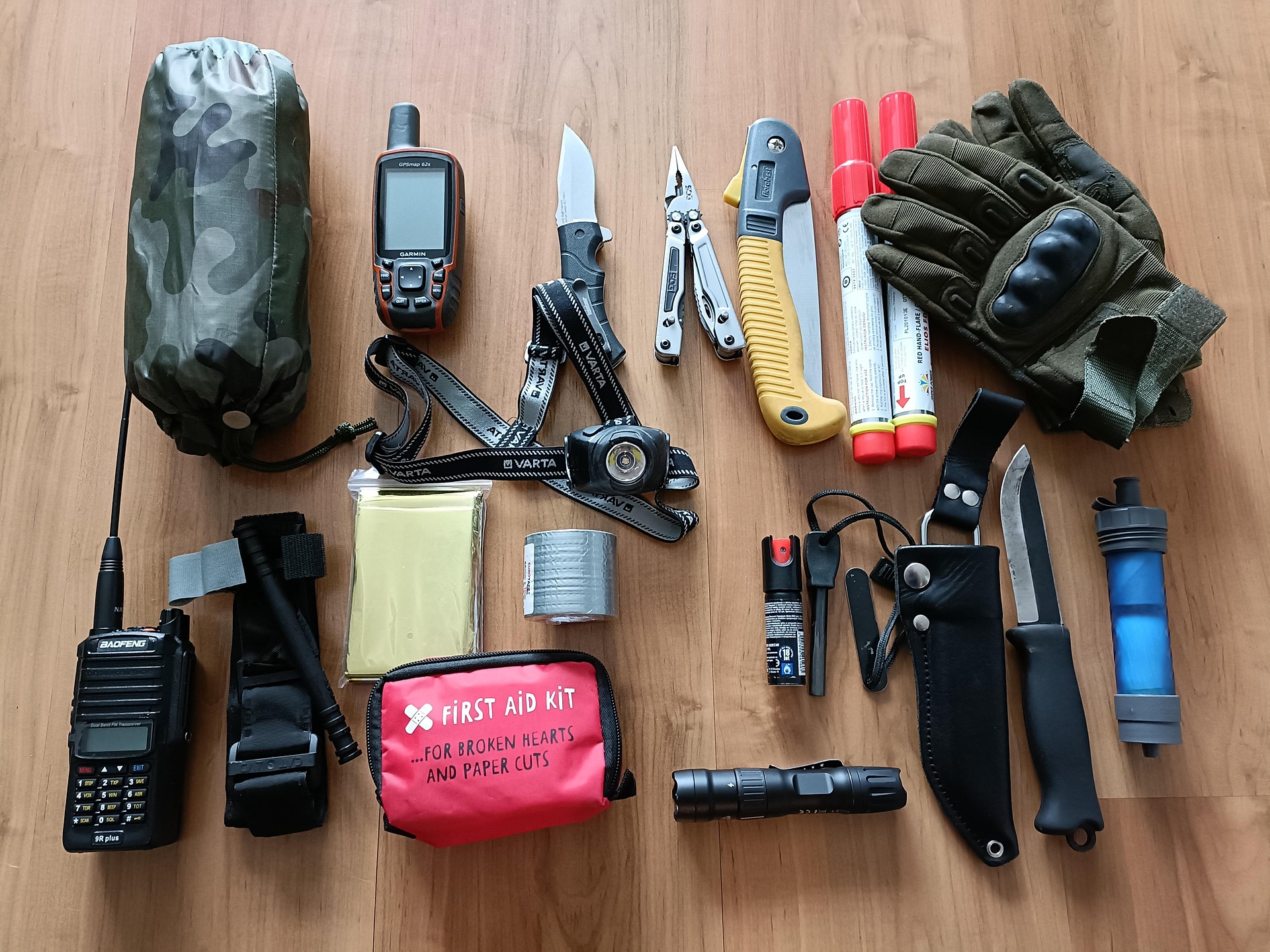 Foto av knivar, mobiltelefon, första hjälpen-kit etc som kan behövas vid krisberedskap.