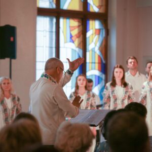 Körledare som dirigerar en kvinnokör
