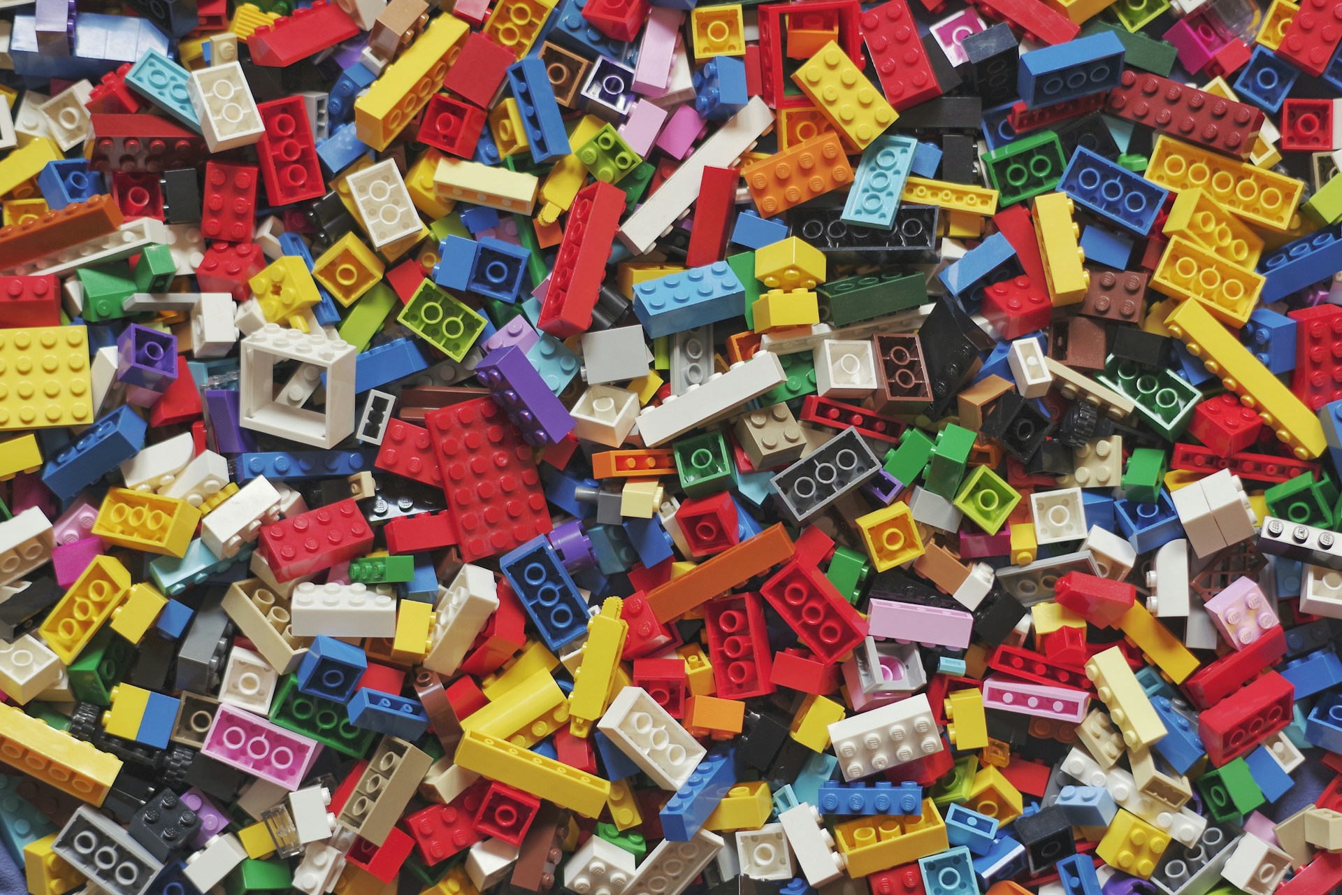 Bild på massa lego.