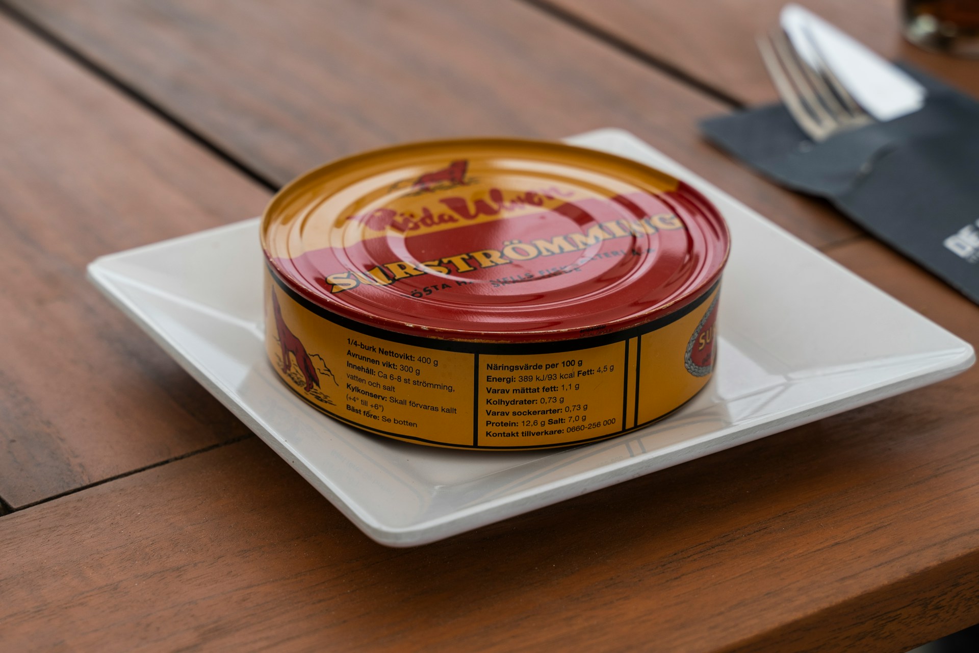 En burk med surströmming på ett fat