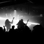 rockband spelar på scen med publik