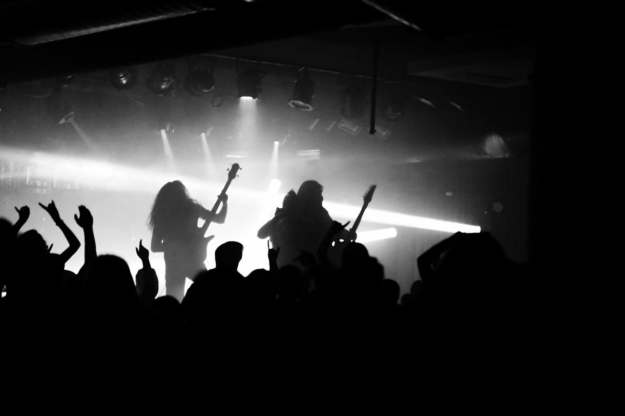 rockband spelar på scen med publik