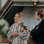 Kvinna i 30 -års åldern som sjunger i kyrkan