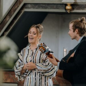 Kvinna i 30 -års åldern som sjunger i kyrkan