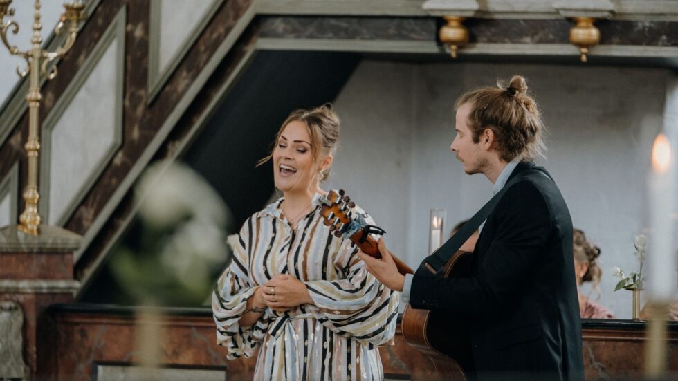 Kvinna i 30 -års åldern som sjunger i kyrkan