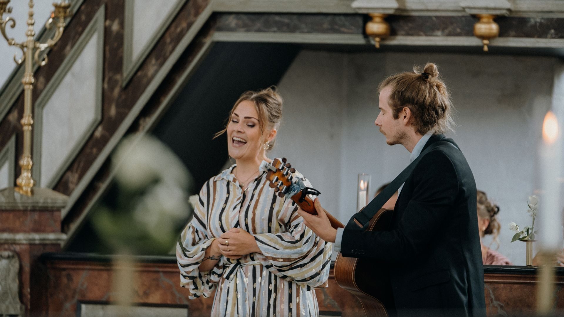 Kvinna i 30 -års åldern som sjunger i kyrkan