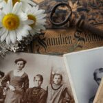 Gamla familje fotgrafier med prästkragar bredvid och en gammal nyckel