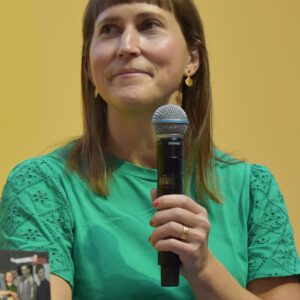 Författaren Ulrika Lagerlöf talar i en mikrofon på Bokmässan 2025