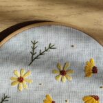 Bild på blommigt broderi.