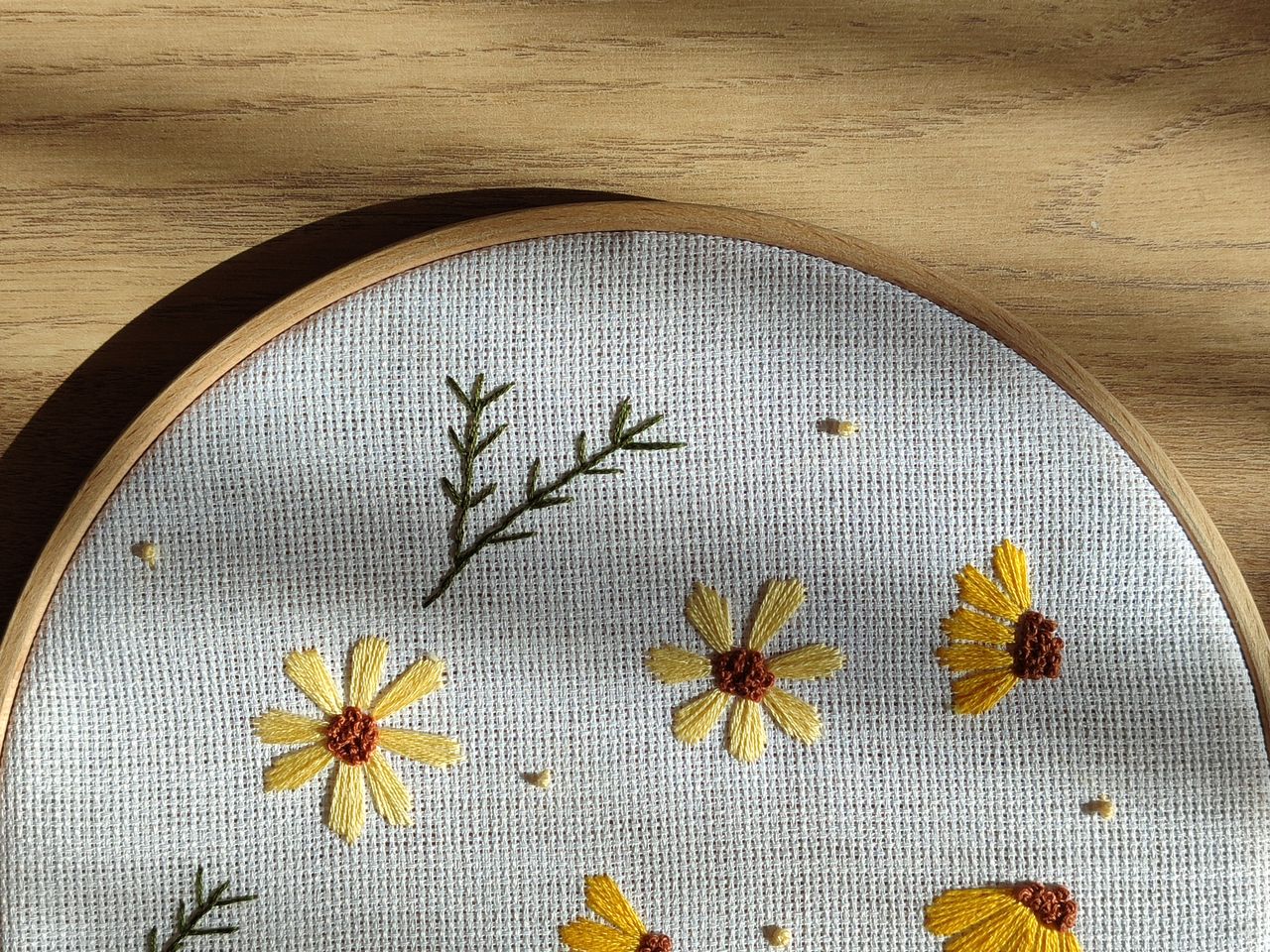 Bild på blommigt broderi.