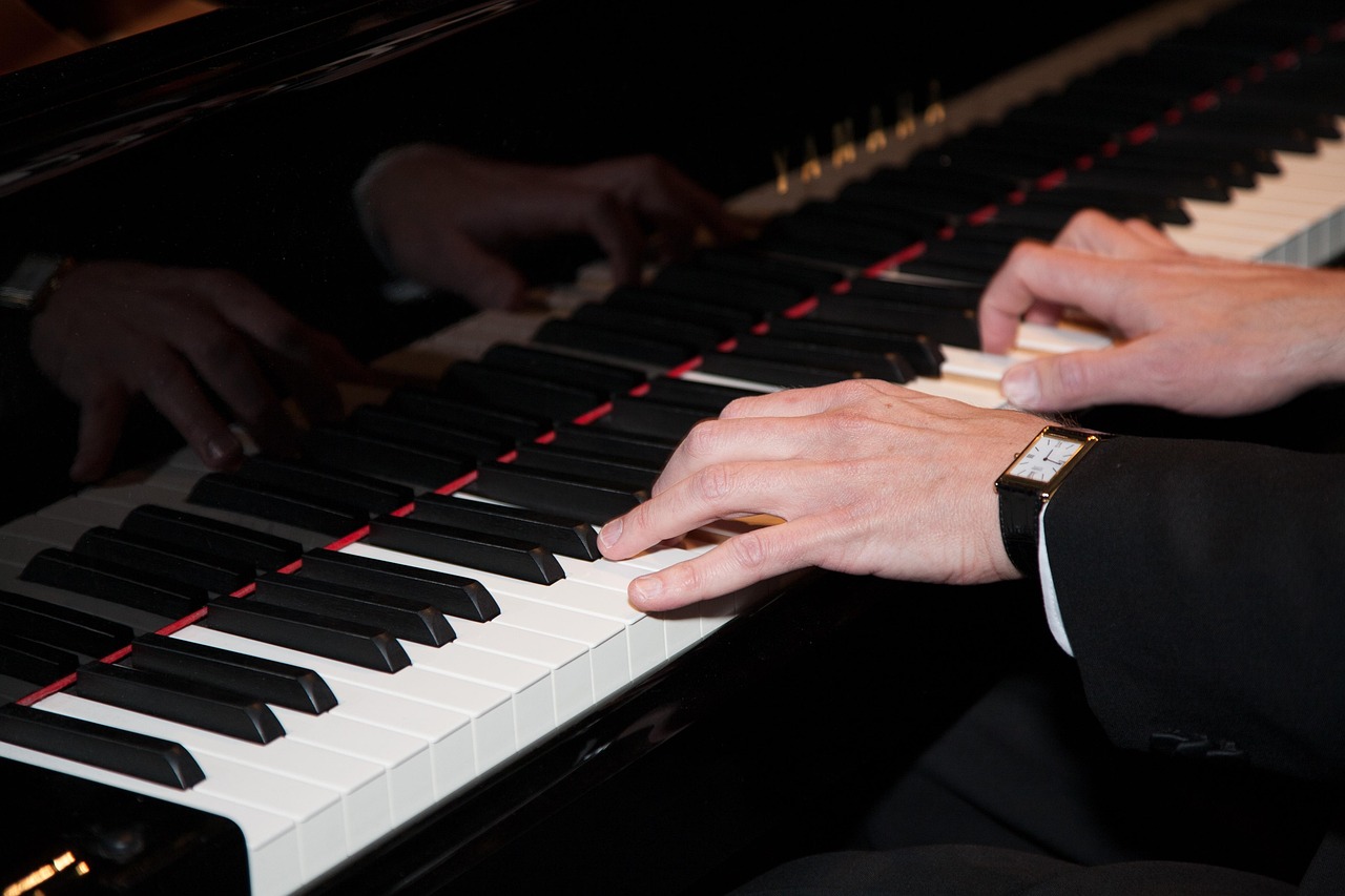 närbild på två händer som spelar piano