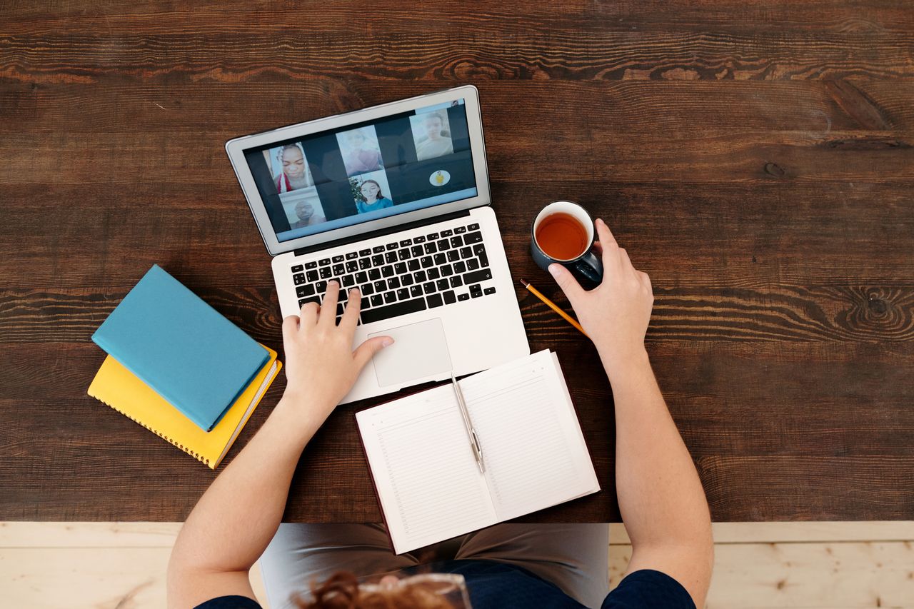 Inzoomad laptop som är uppkopplad i ett onlinemöte