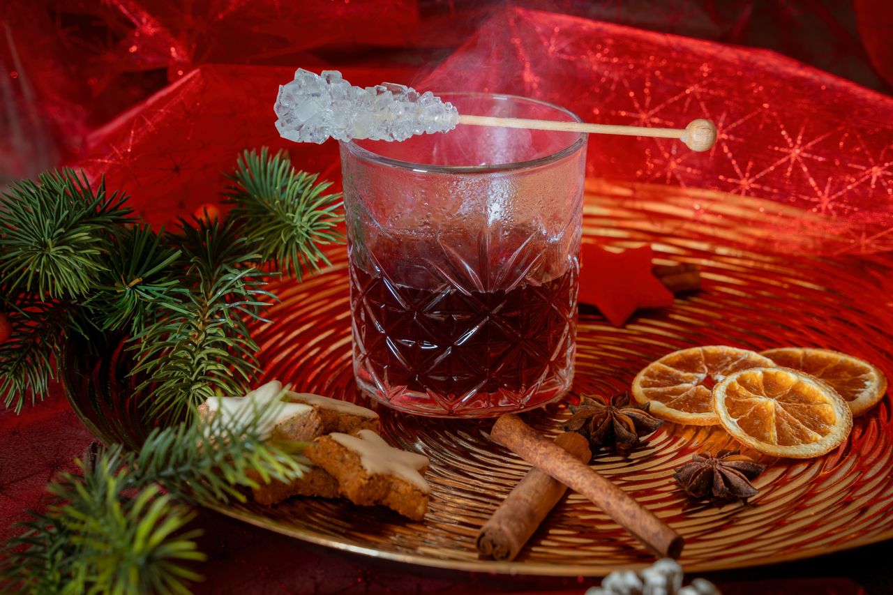 En bild på en varm semesterdrink med kanel, citrus och festliga kakor.