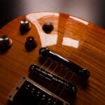 Inzoomad bild på elgitarr.
