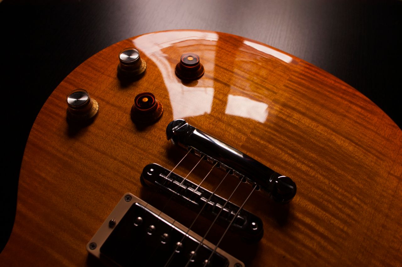 Inzoomad bild på elgitarr.