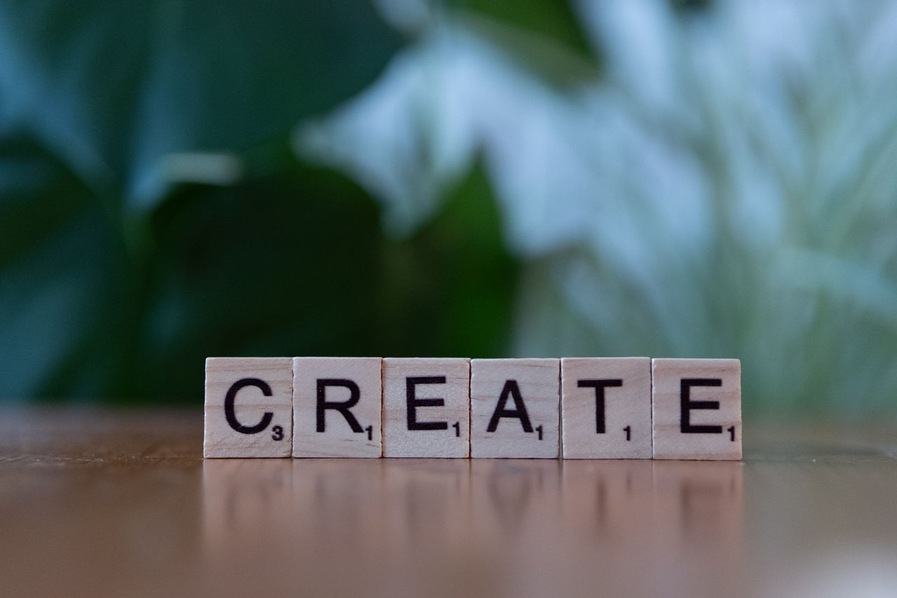 Träbokstäver som stavar "CREATE".