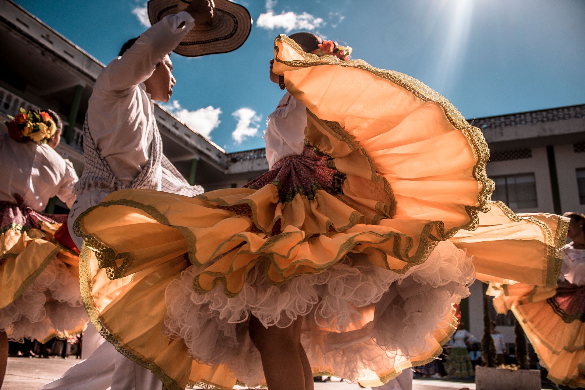 par dansar flamenco med stor kjol